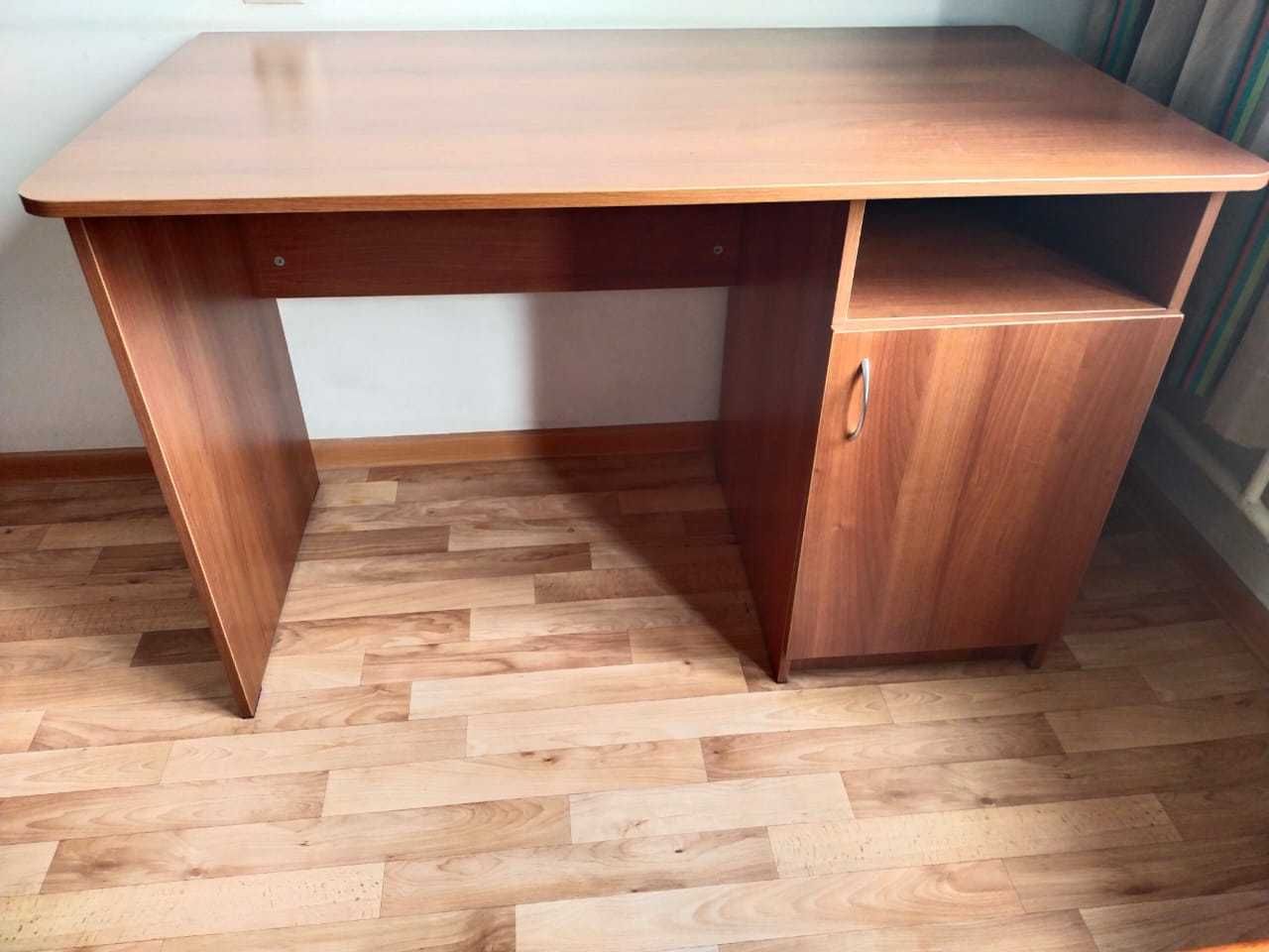 Рабочий стол, в отличном состоян.