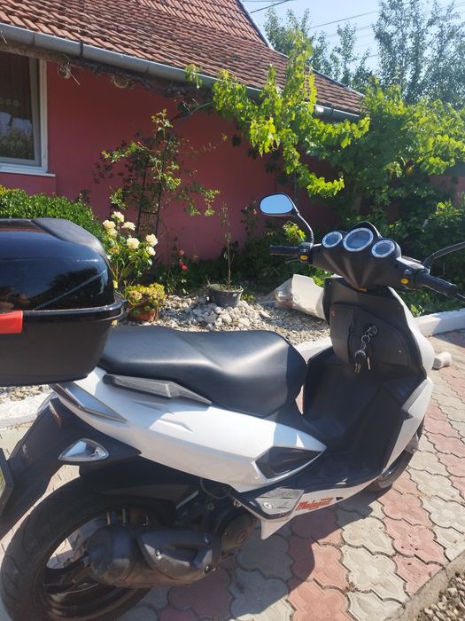 Vând Malaguti f12