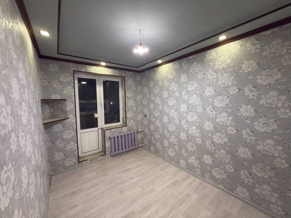 Шахар марказида жойлашган  3 хонали гиштли квартира сотилади.