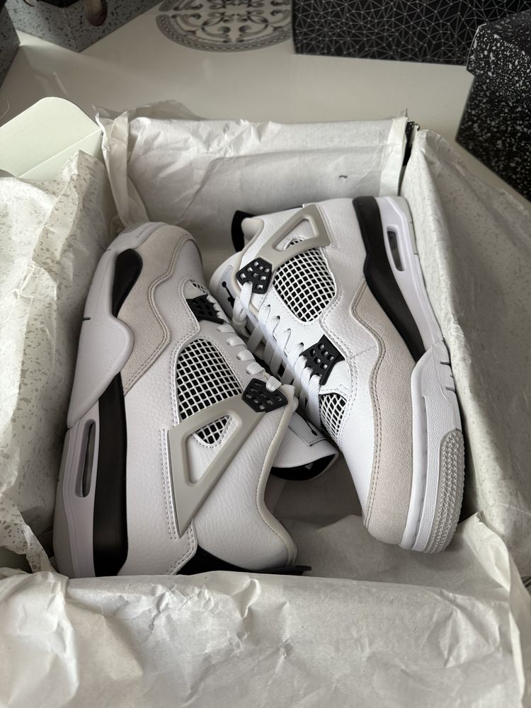 Jordan Retro 4 Military Black
