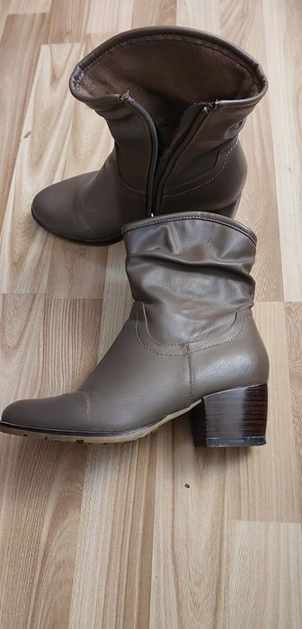 Женские полусапожки .