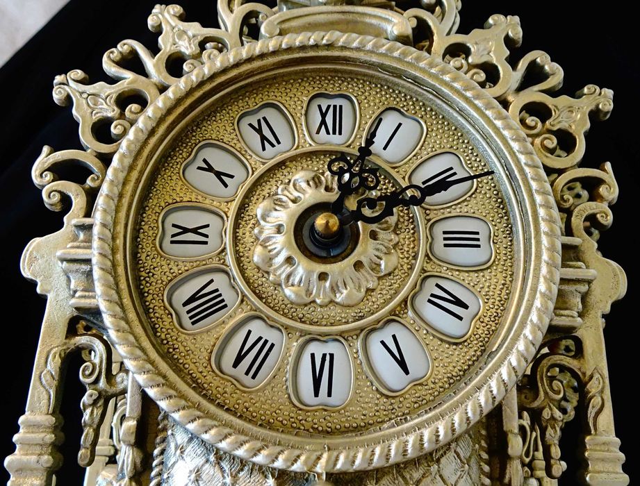 Бронзов каминен часовник 2.7 кг.,ангели,барок.