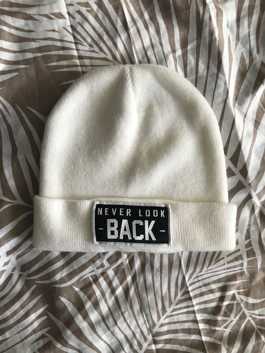 Зимна шапка Never look back