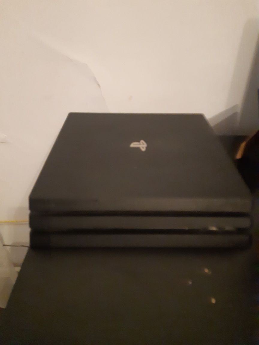 Ps4 pro + 3 controllere