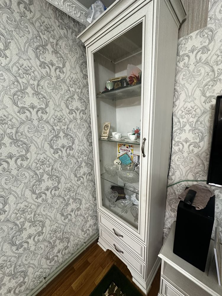 Продается шкаф с витриной.