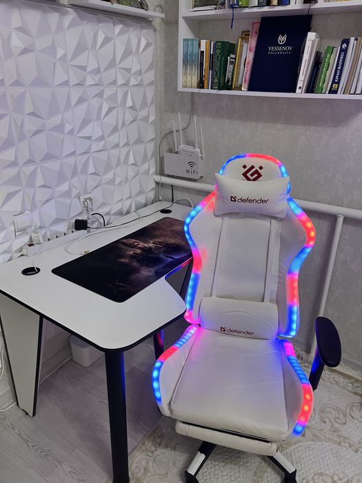 Компьютер үстелі орындығымен бірге