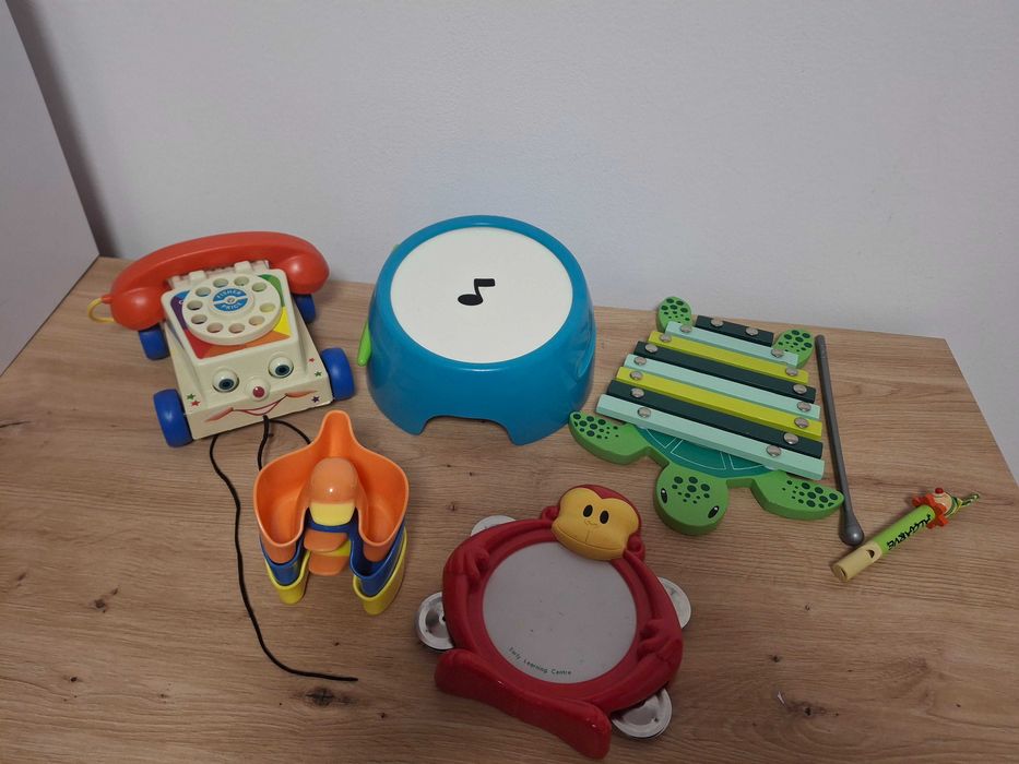 Vand lot cu 8 jucarioare (telefon, toba, xilofon,fluier,etc)