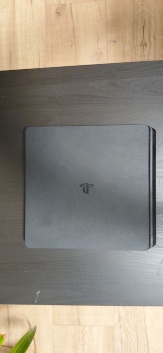PlayStation 4 ,много запазен