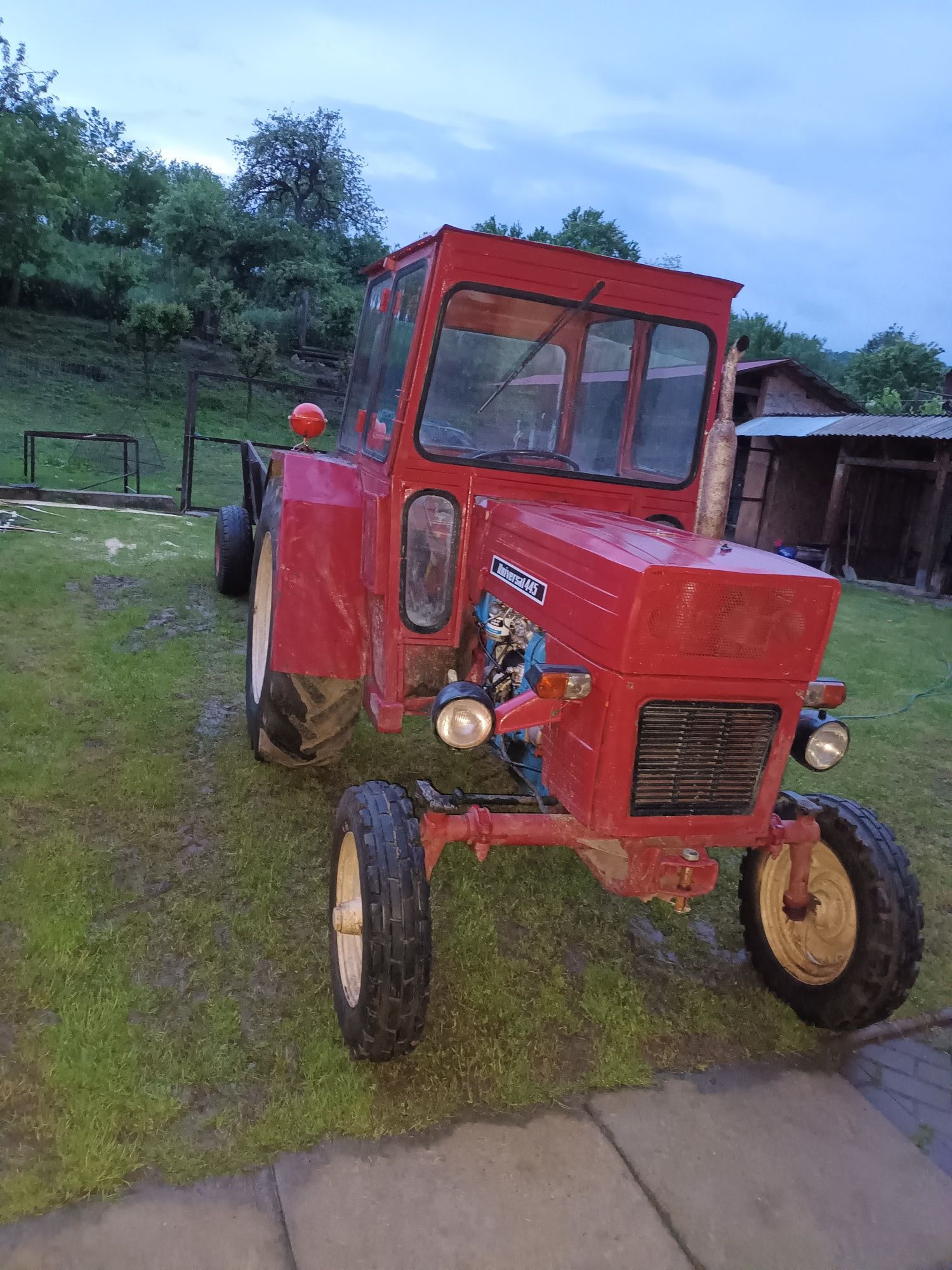 Vând tractor u445. În stare buna