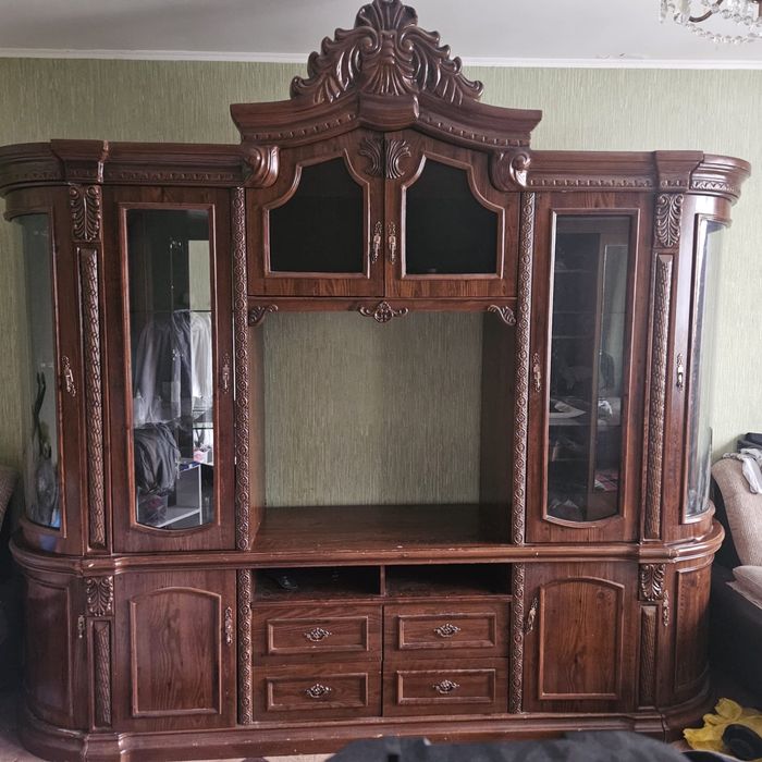 Горка и комод в хорошем состоянии.