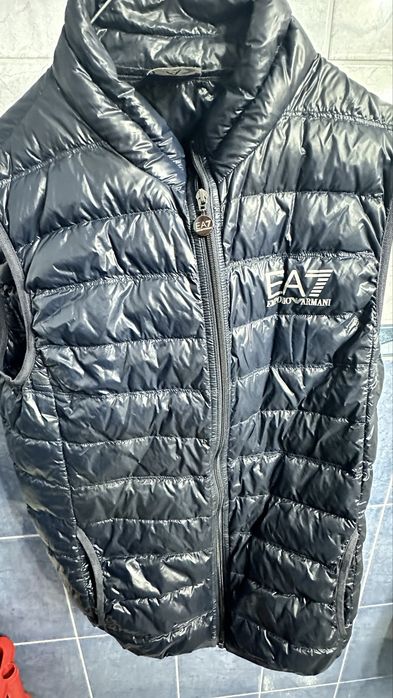 Vand vesta ARMANI, originala! Ca noua!