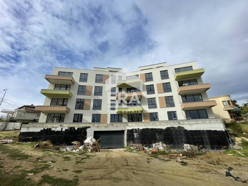 Тристаен, ексклузивен, източен апартамент за продажба, с голяма дневна