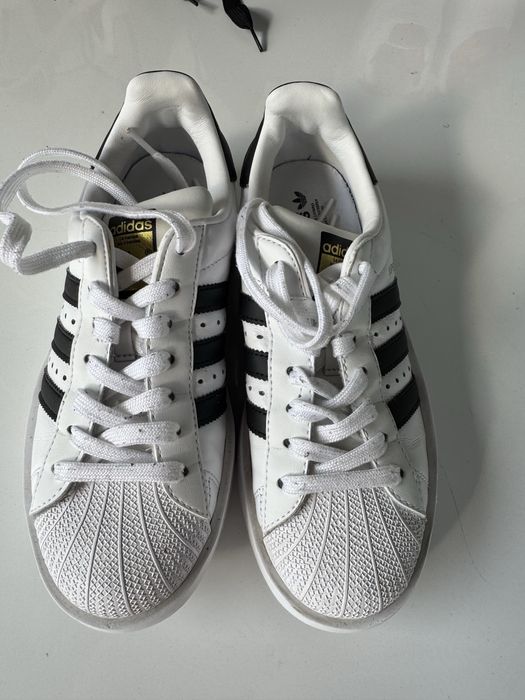 Adidasi marca Adidas, marimea 38,din piele, in stare foarte buna