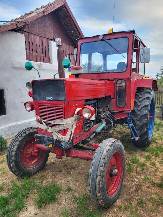 Vând tractor universal U650