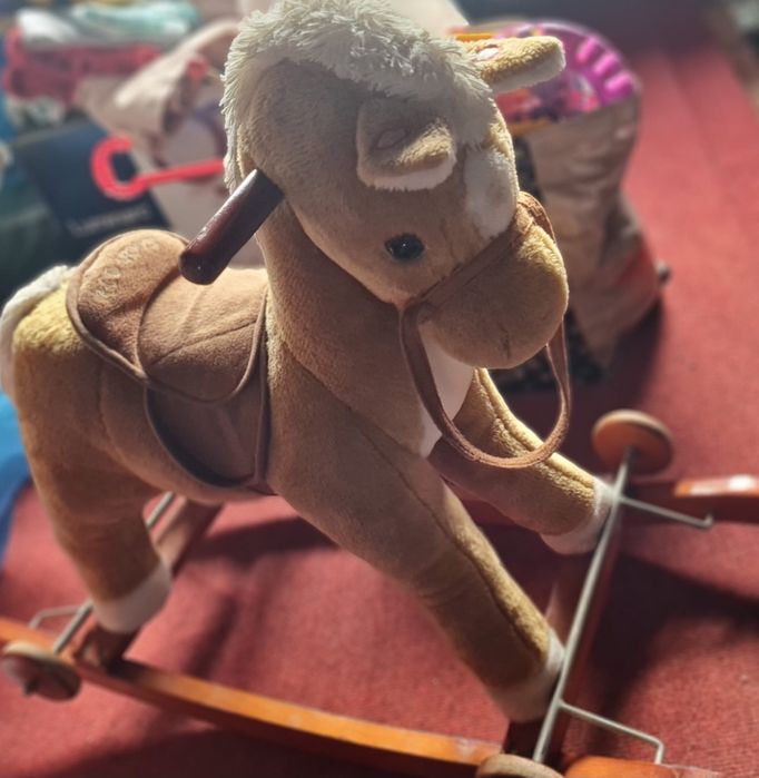 Vând jucarii, căluț, văcuța, scoică auto,cort