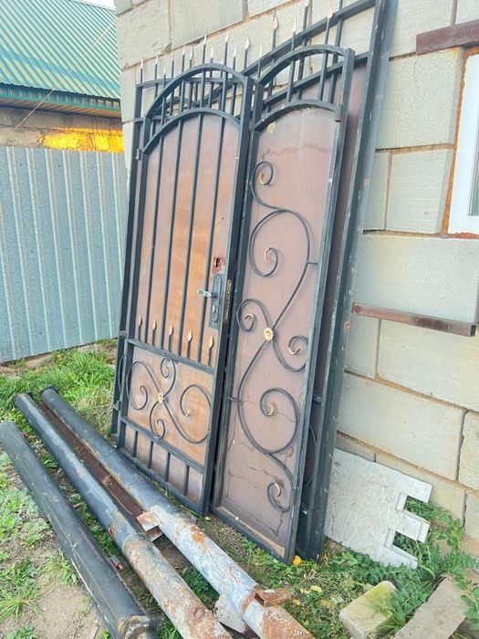 Продам ворота с калиткой и столбики б/у