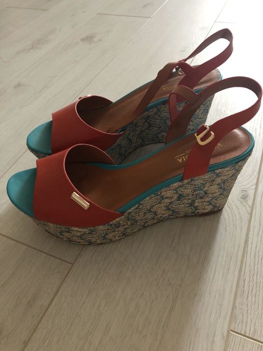 Продам босоножки