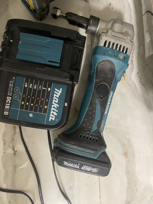 Vind foarfeca de tabla makita incarcator si o baterie