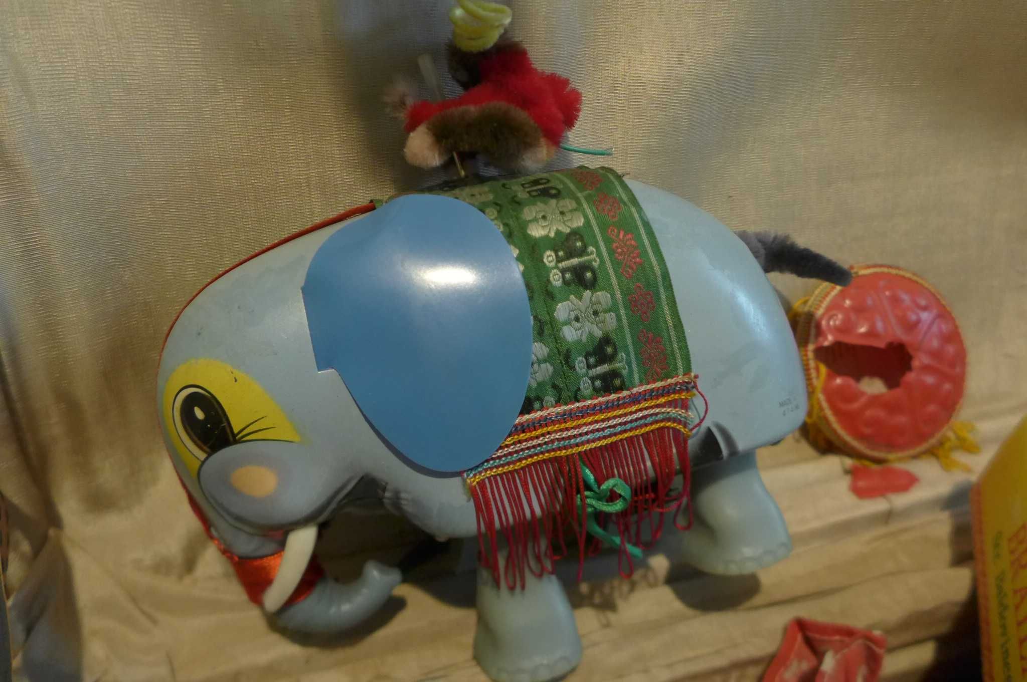 Jucarie veche Chinezeasca Metalica Monkey on Elephant ME776