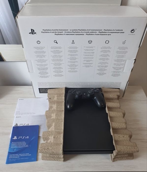Vand sau schimb ps4 slim de 1 tb cu 2 manete