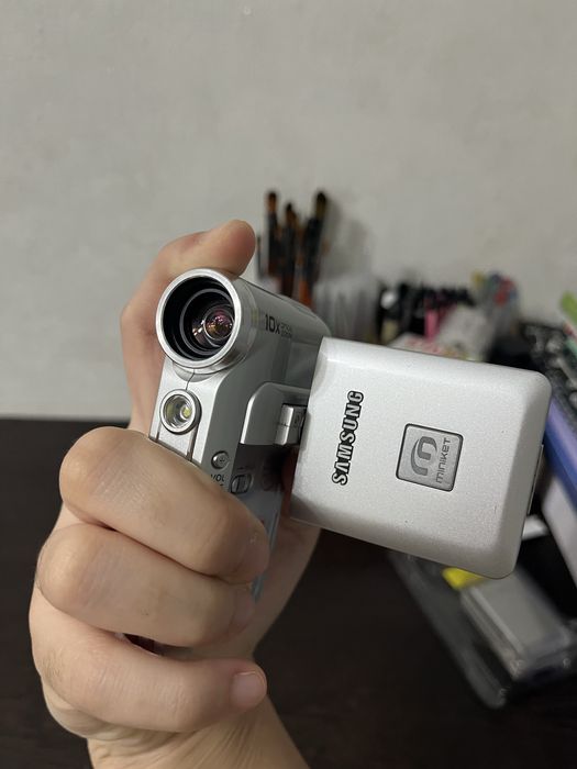 Продается видеокамера Срочно! Samsung miniket 2004 года.