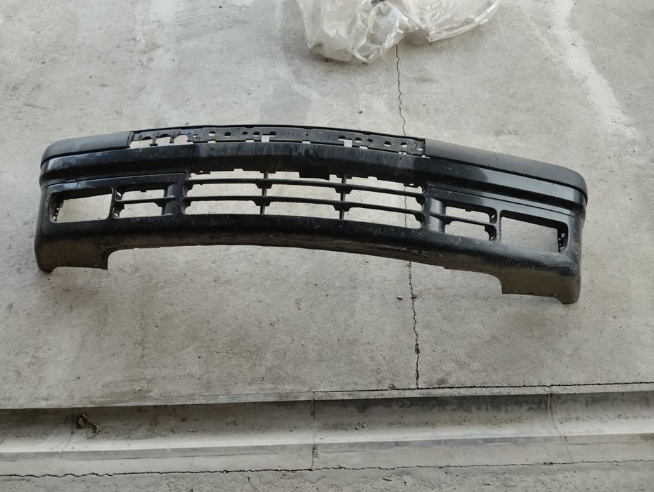 Бампер оригинал BMW e36 с молдингами