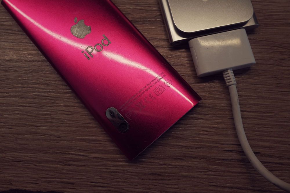 Vand ipod 2 bucati nano gen 5 si cu touch