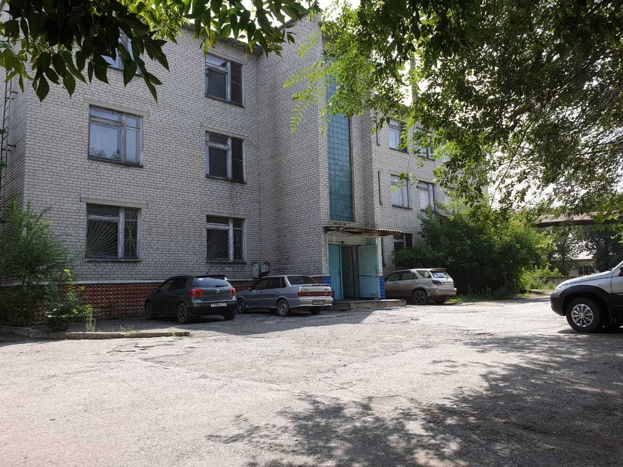 Здание административное трехэтажное кирпичное