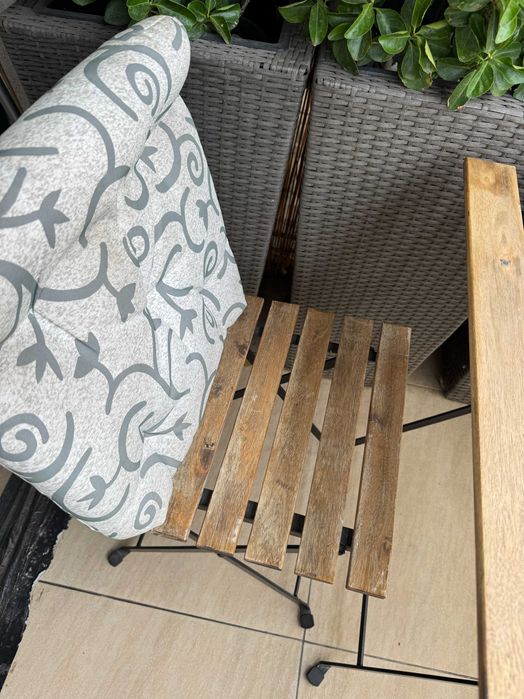 Set masa Ikea cu 2 scaune si perne (model Tarno)