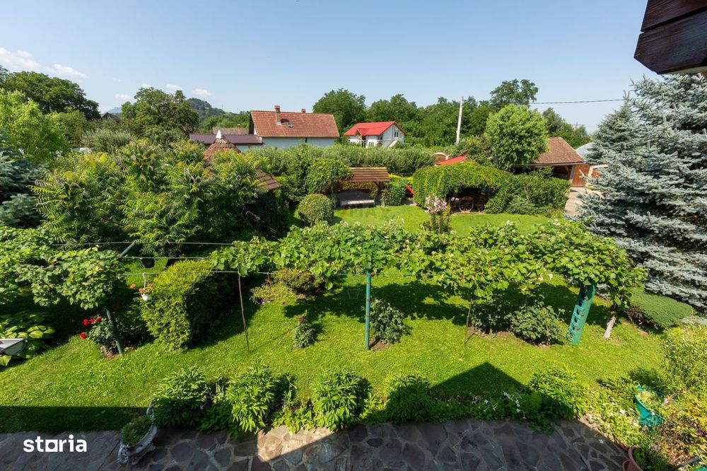 Casa cu 5 dormitoare, foișor, saună, beci,pod garaj și grădină