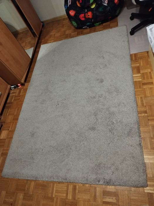 Килим цвят сив .