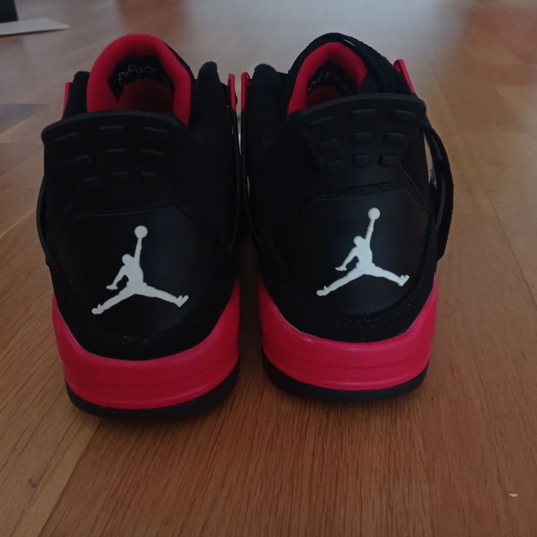 Jordan 4 Thunder Red Citiți Descrierea