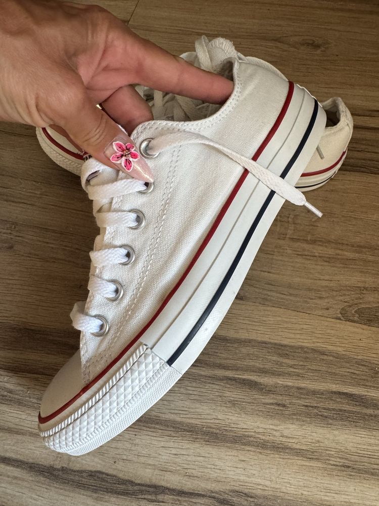 Оригинални бели кецове кецове Converse ! 37 н