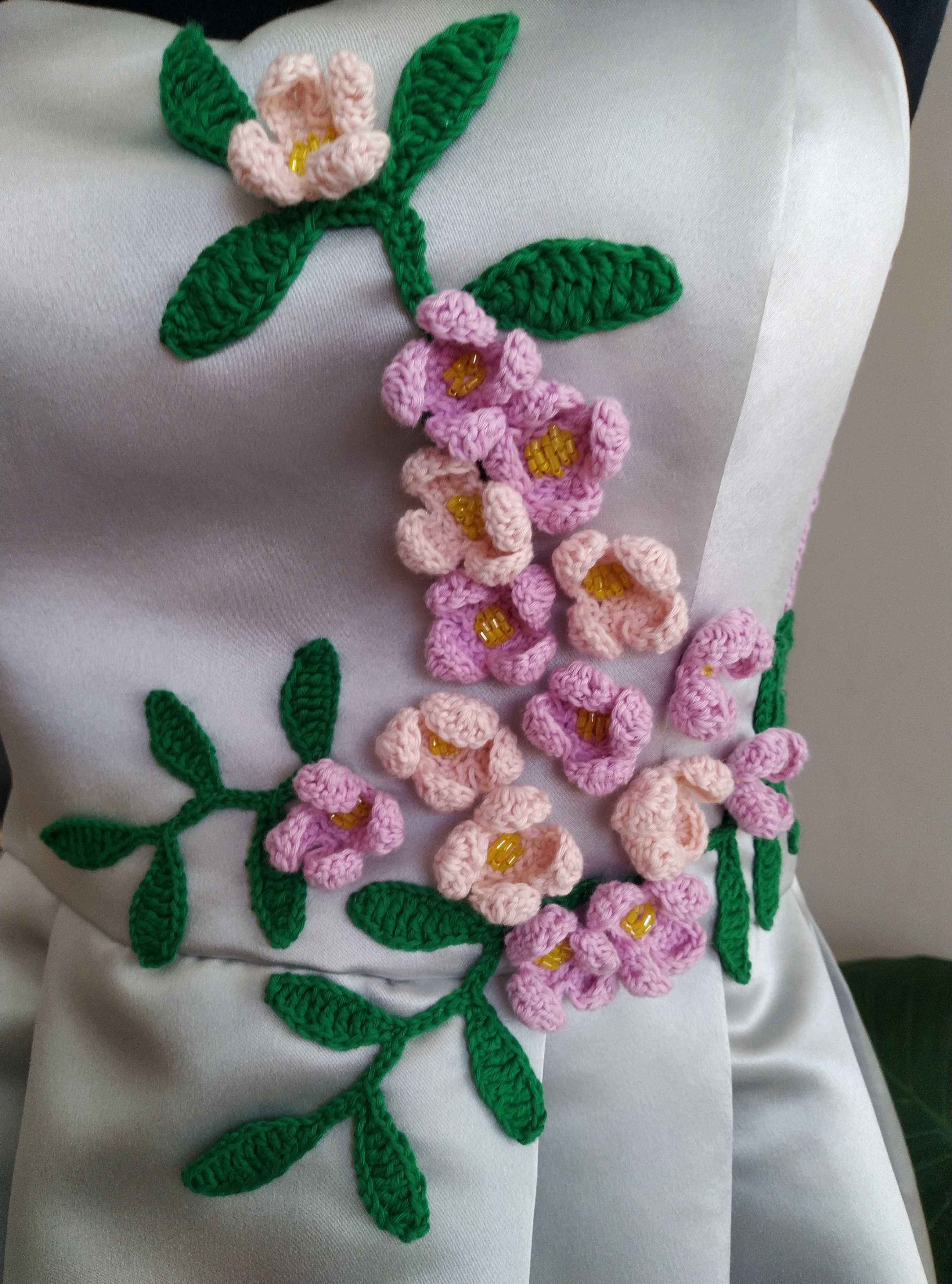 Рокля " люляк" с ръчно плетени цветя