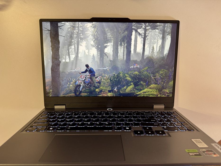 Laptop gaming Lenovo LOQ • RTX 4050 • Ryzen 7 7435HS