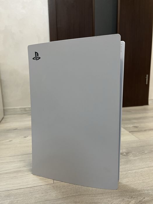 Продавам playstation 5,с един джойстик и без никакви забележки.