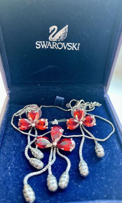 Оригинальный набор Swarovski — колье и серьги с красными кристаллами.