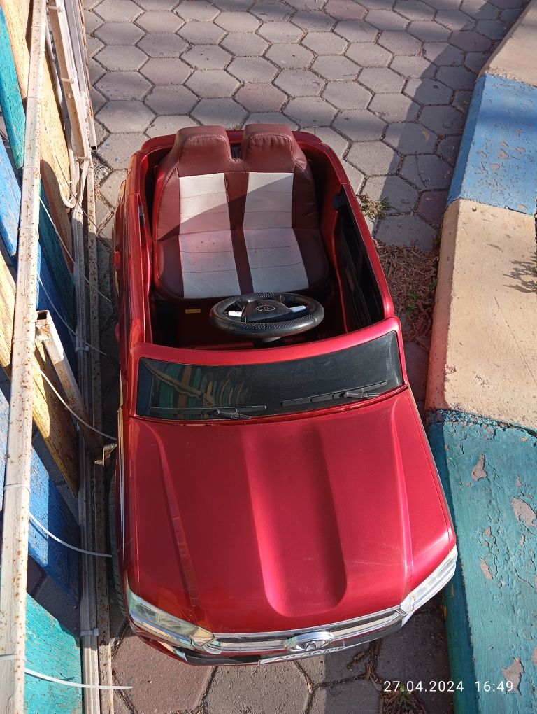 Электромобиль Тойота бордового цвета.