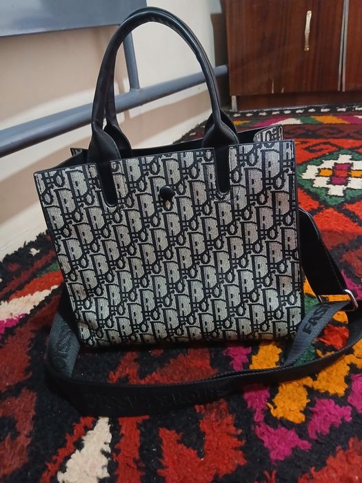 Dior ayollar sumkasi