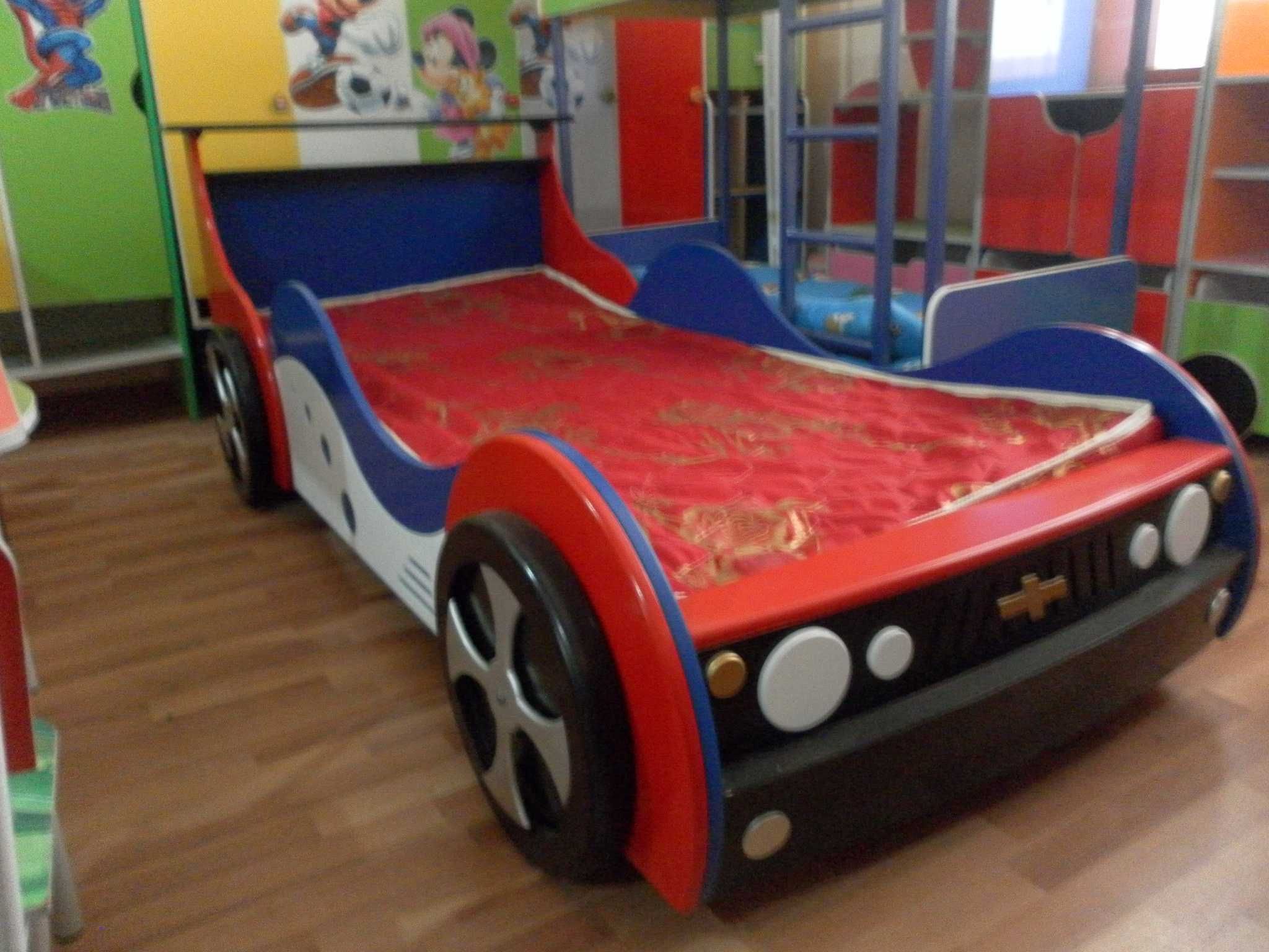 Детская спальня в виде машины для мальчиков