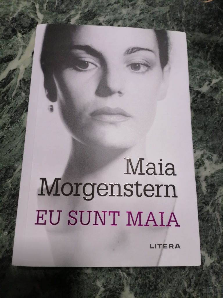 Vand carte autobiografica cu semnatura Maia Morgenstern