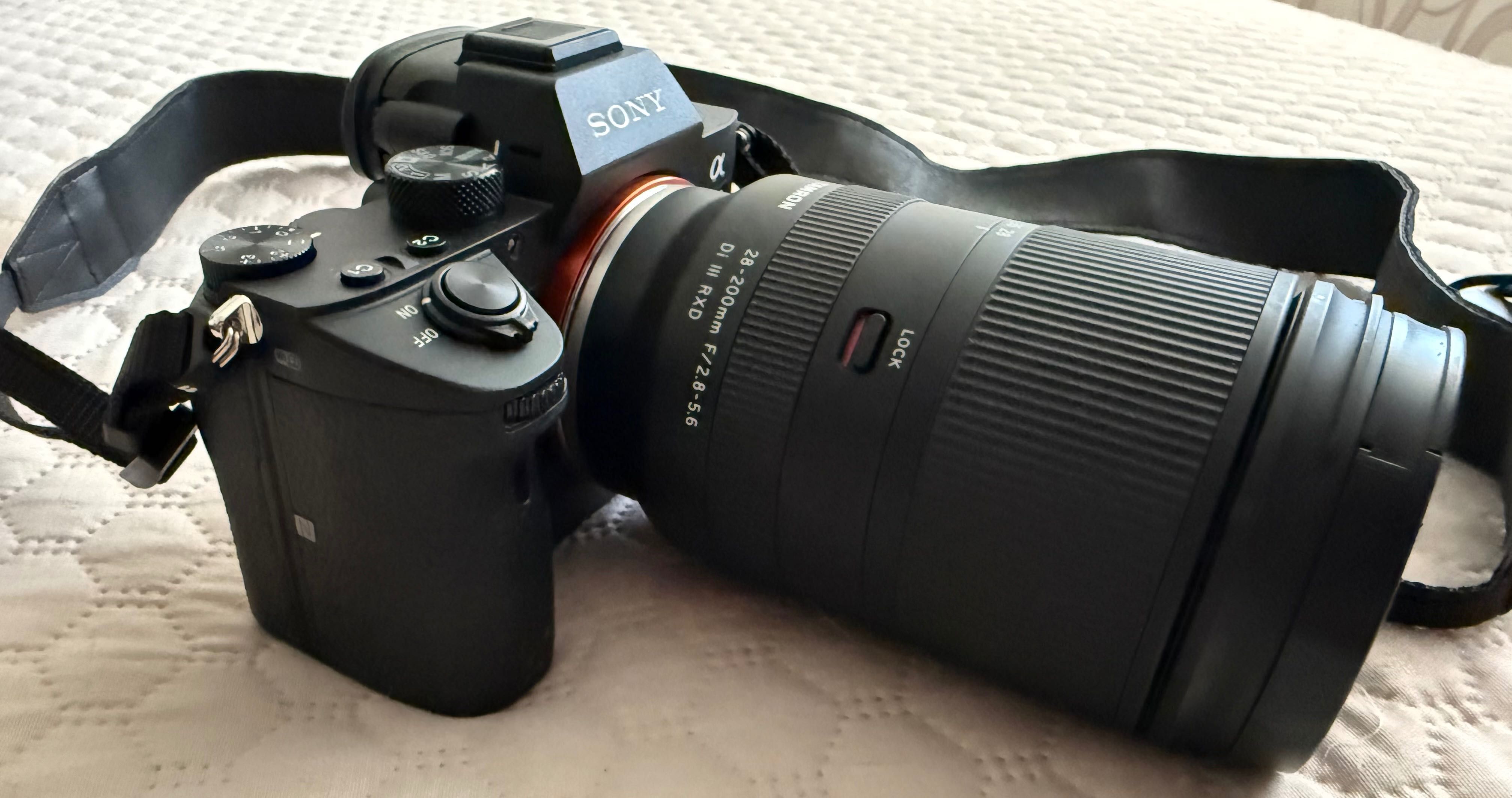 Продавам безогледален пълноформатен фотоапарат Sony - Alpha A7 III