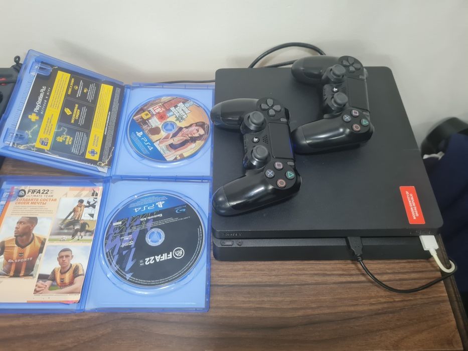 Продам пс4 цена 92.800тг полная комплектация есть игры, пска на 800гб