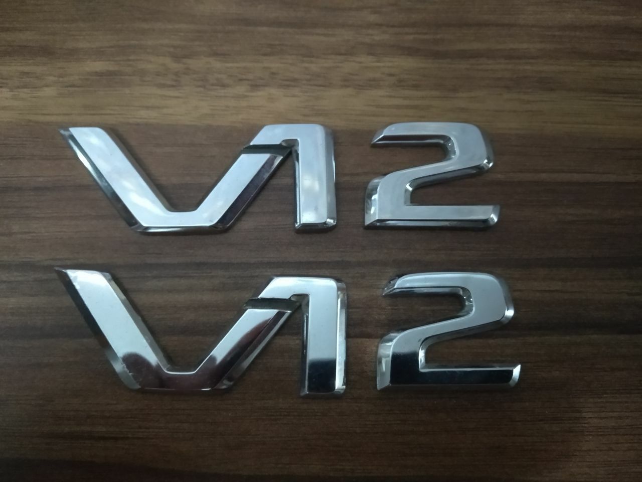 Продам оригинальную эмблему от Mercedes-Benz V12