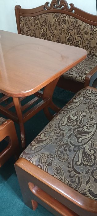 Kuxonniy ugolok sotiladi. 2ta divan+stol+3ta pufik bor.