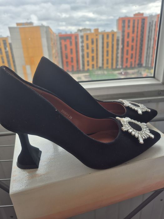 Туфли в отличном состояний одевалось пару раз очень удобные