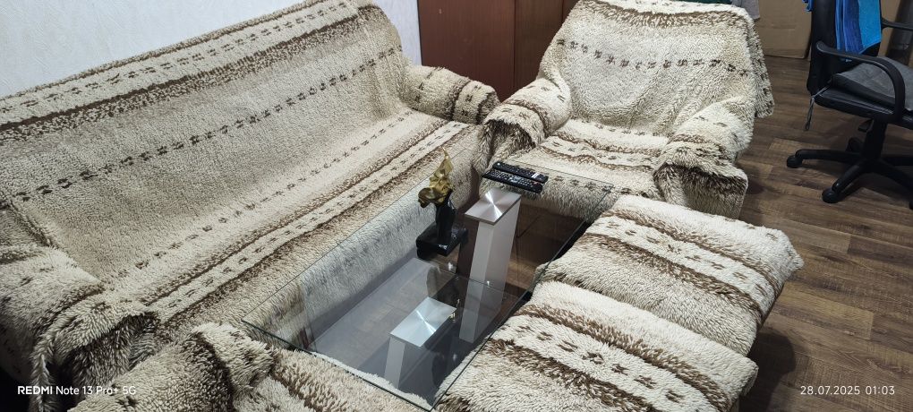 Продавам холова гарнитура :диван ,два фотьойла и две табуретки!