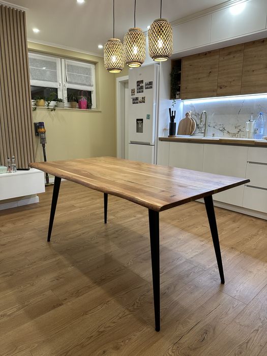 Masa din stejar cu picioare negre