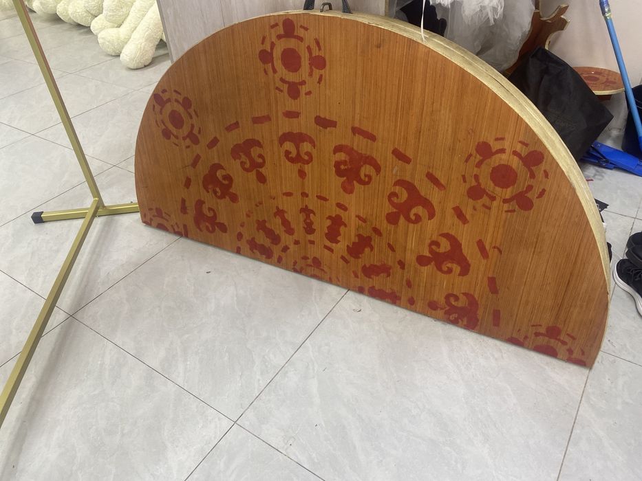 Продам круглый стол со стульями