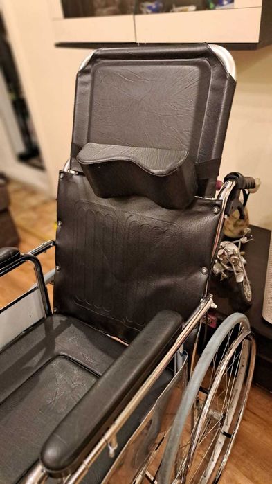 Scaun cu rotile reglabil pentru persoanele cu dizabilitati